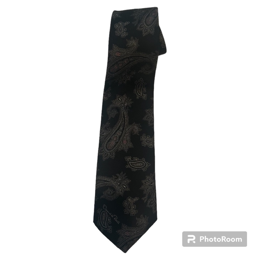 Oscar De La Renta black gold with hint of peach paisley print 100% silk tie